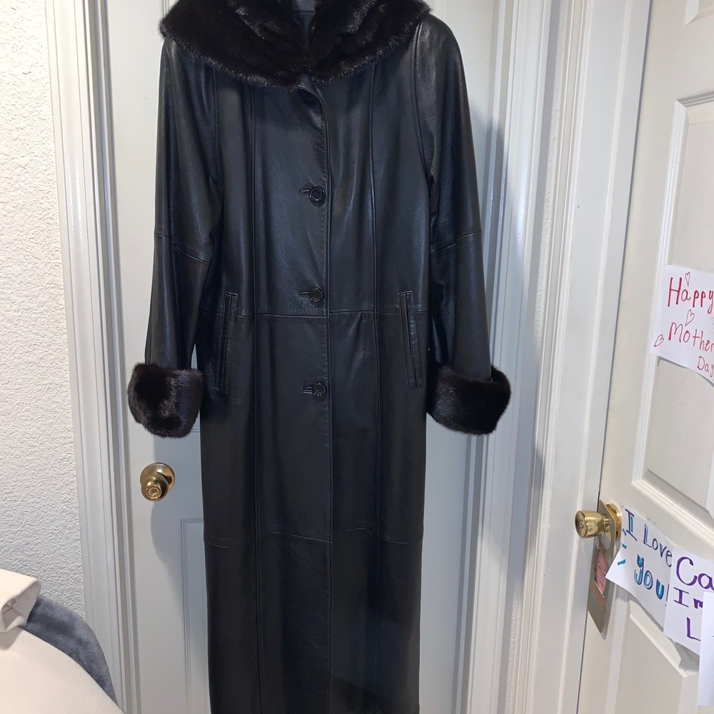 Blk long leather jacket w/faux fur neckline&wrist